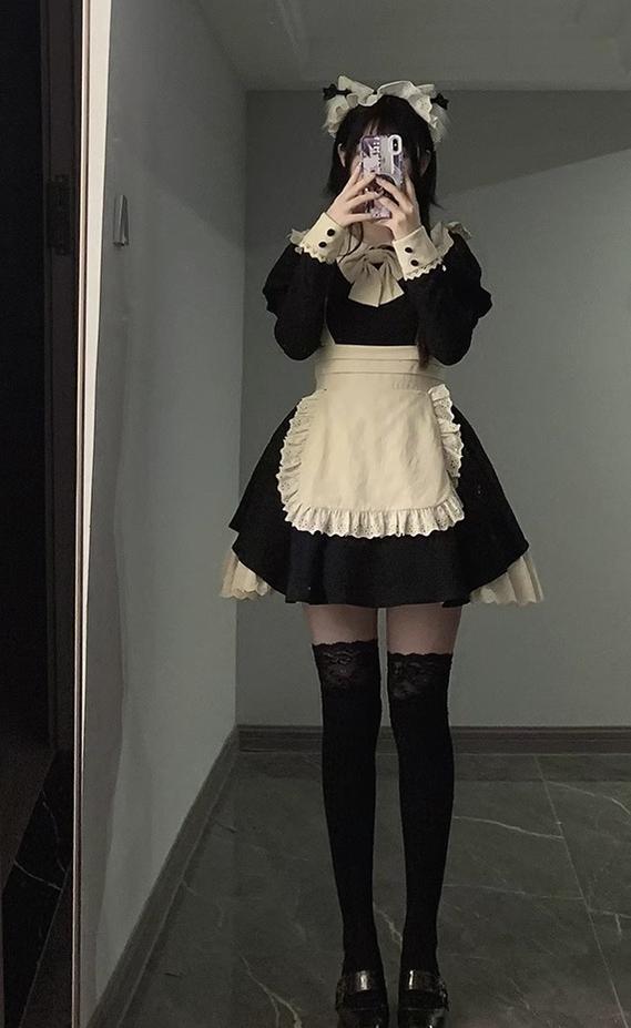 Maid lolita dress shoulder and sleeve construction showing Peter Pan collar puff sleeves