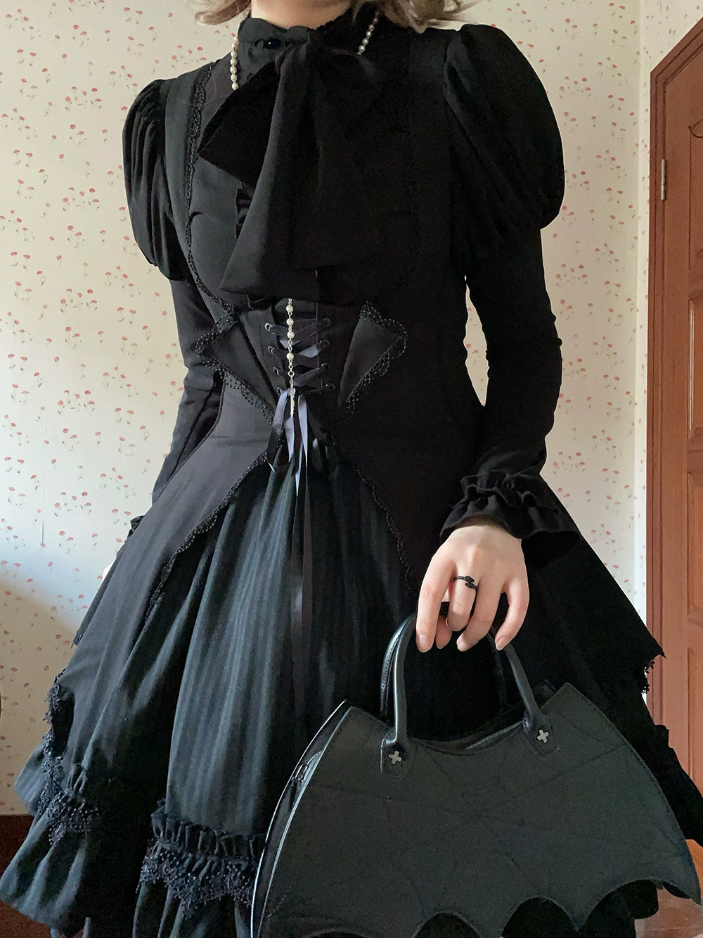 Classic Lolita blouse accessory pairing recommendations headwear wrist cuffs brooches coordination ideas