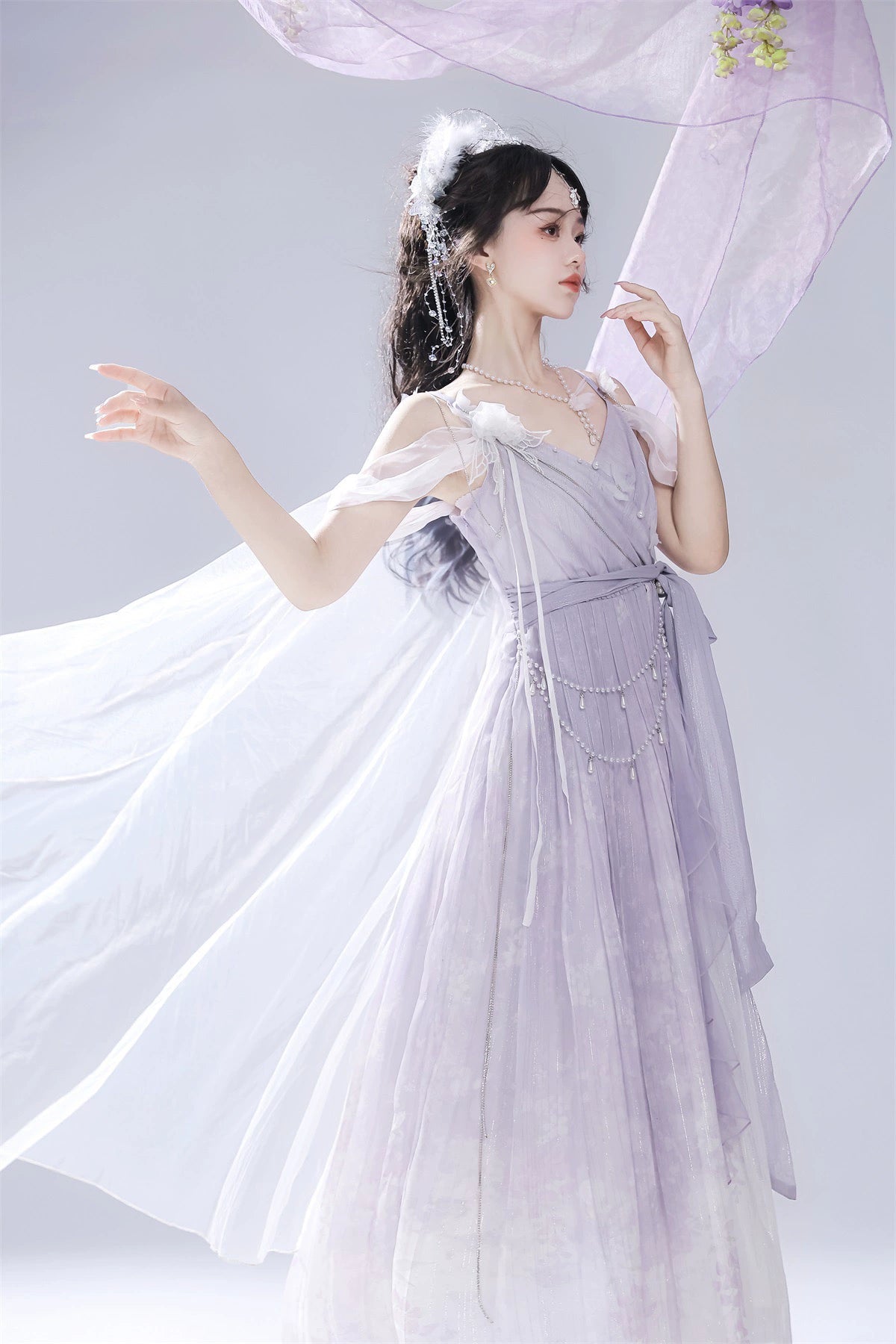 Three-quarter close-up of Han Lolita dress shoulder and waist with pearl necklace floral shoulder decoration