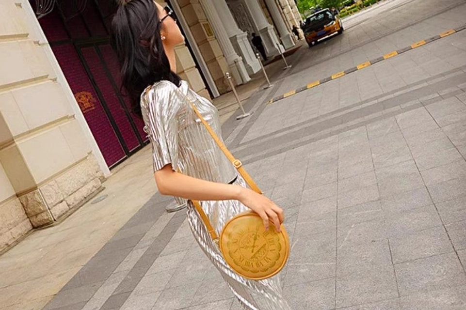 Alice Clock round lolita bag white in wonderland themed aesthetic inspiration
