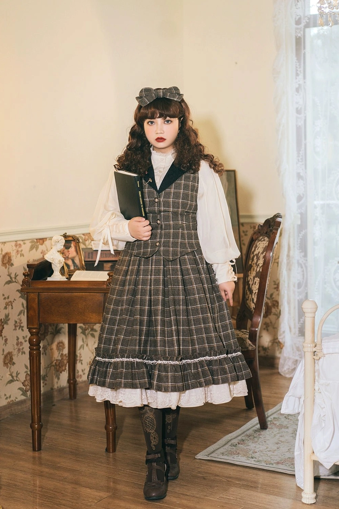 Black mutton sleeve lolita blouse shoulder and sleeve volume detail