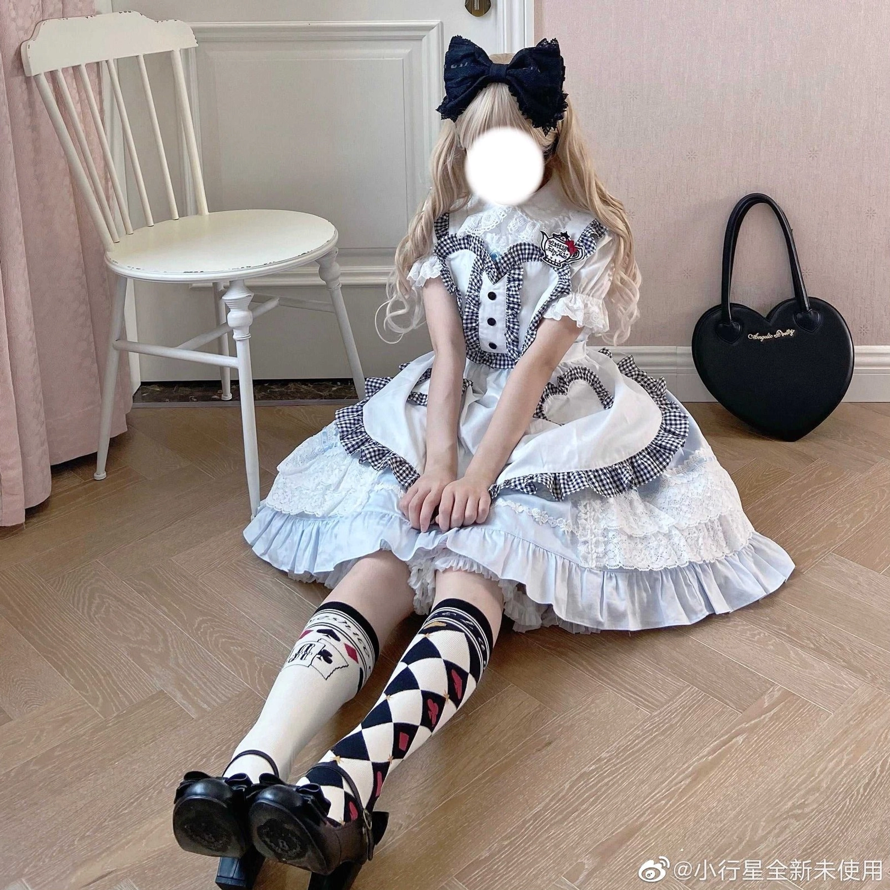 Black and white asymmetric checkerboard poker card over-the-knee lolita cotton socks paired with black Alice dress and heart handbag sitting