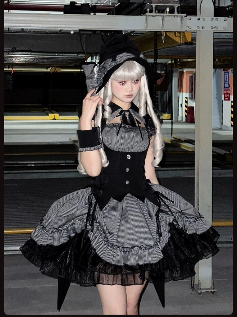 Burgundy gothic Lolita cuffs ruffled edges embroidered badge pairing coordination