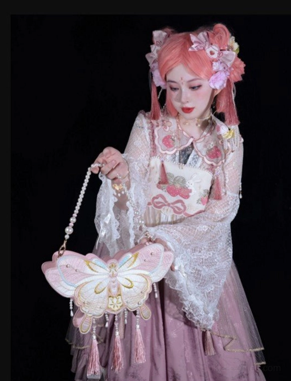 Chinese Qi Lolita butterfly bag coordination example with Sweet Lolita dress and accessories fashion inspiration