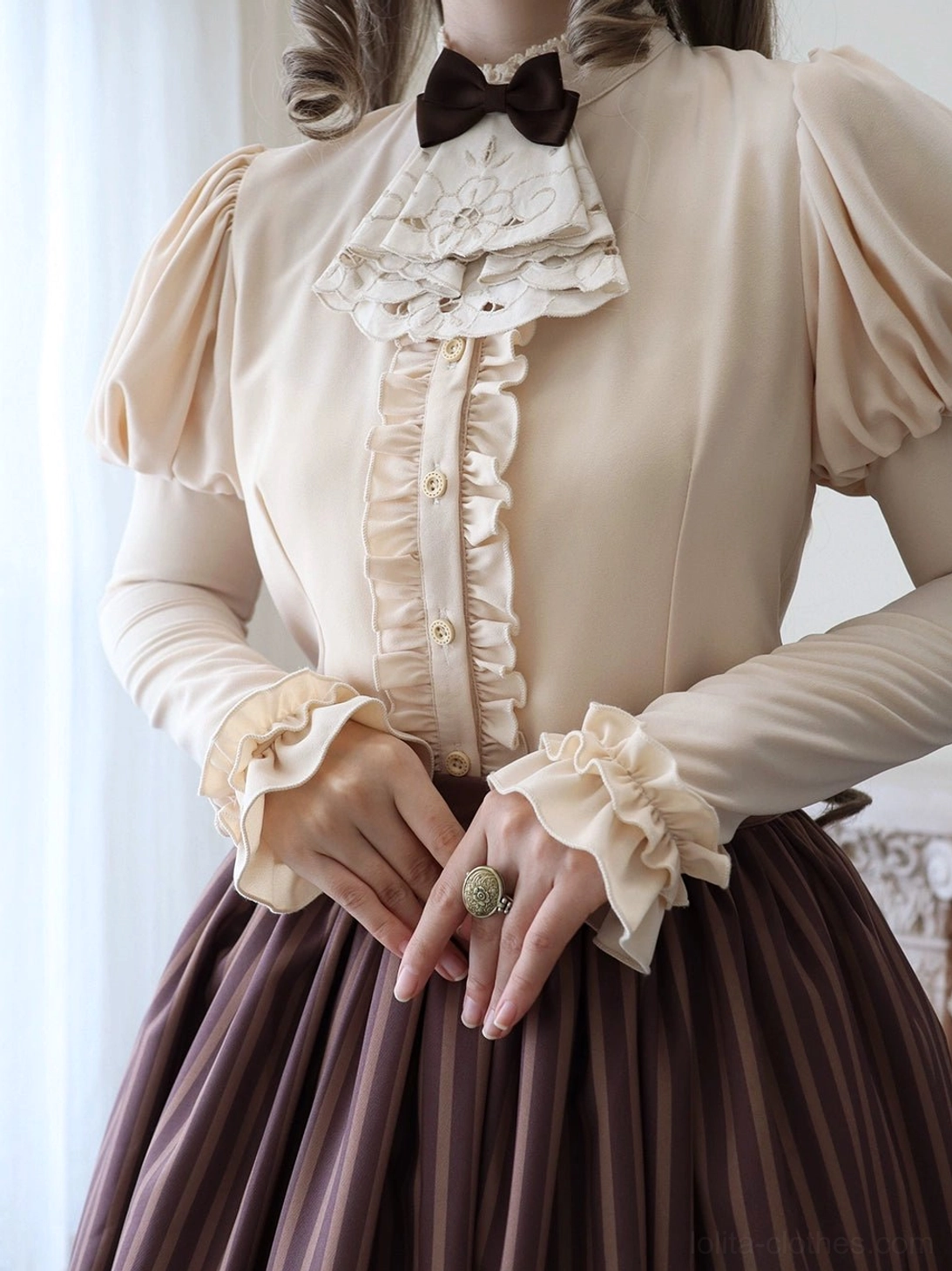 Classic Lolita blouse back waist detail tailored construction fitted silhouette rear view seaming