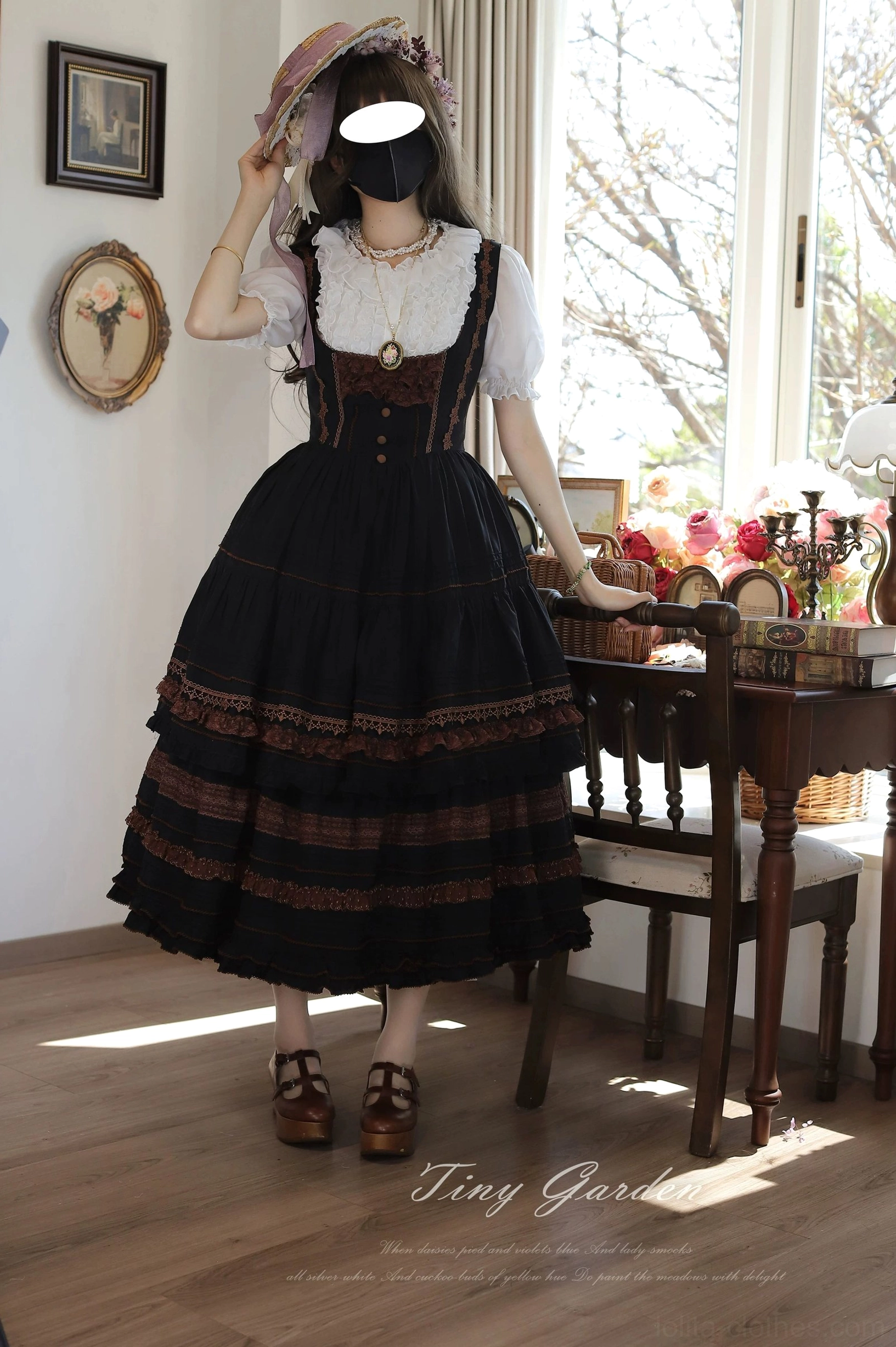 Classic lolita JSK dress side zipper detail - showcasing hidden zipper placement for seamless aesthetic and easy dressing functionality