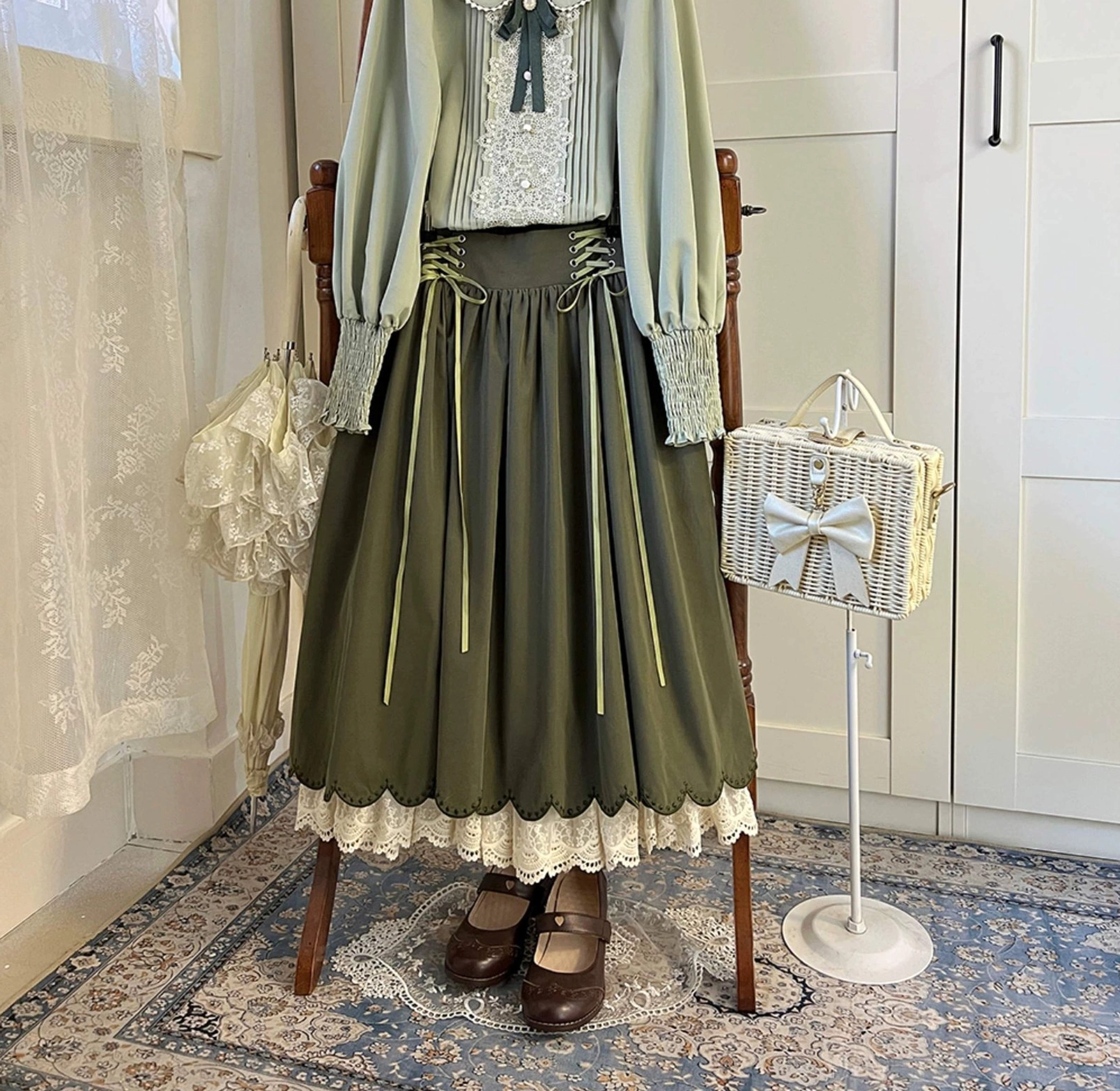 Countess's Autumn Travel lolita plus-size XL construction detail showing discreet center seam on petal skirt wider hem