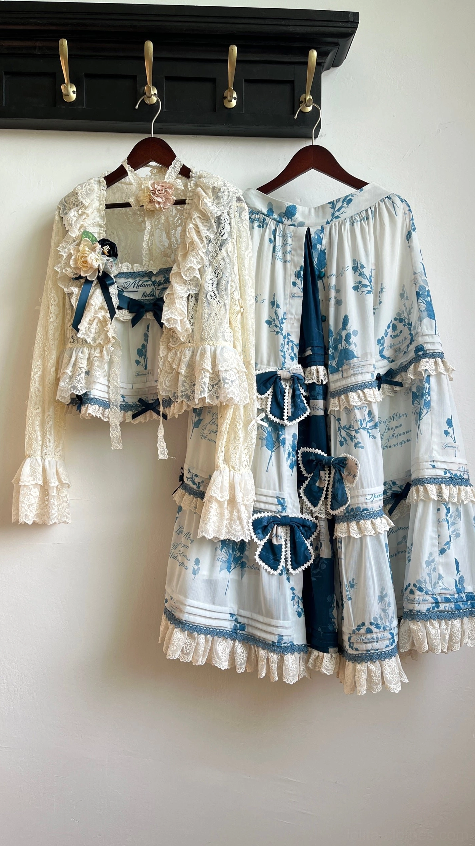 Petticoat styling suggestion showing recommended 65-70cm petticoat paired with country Lolita dress for optimal silhouette volume