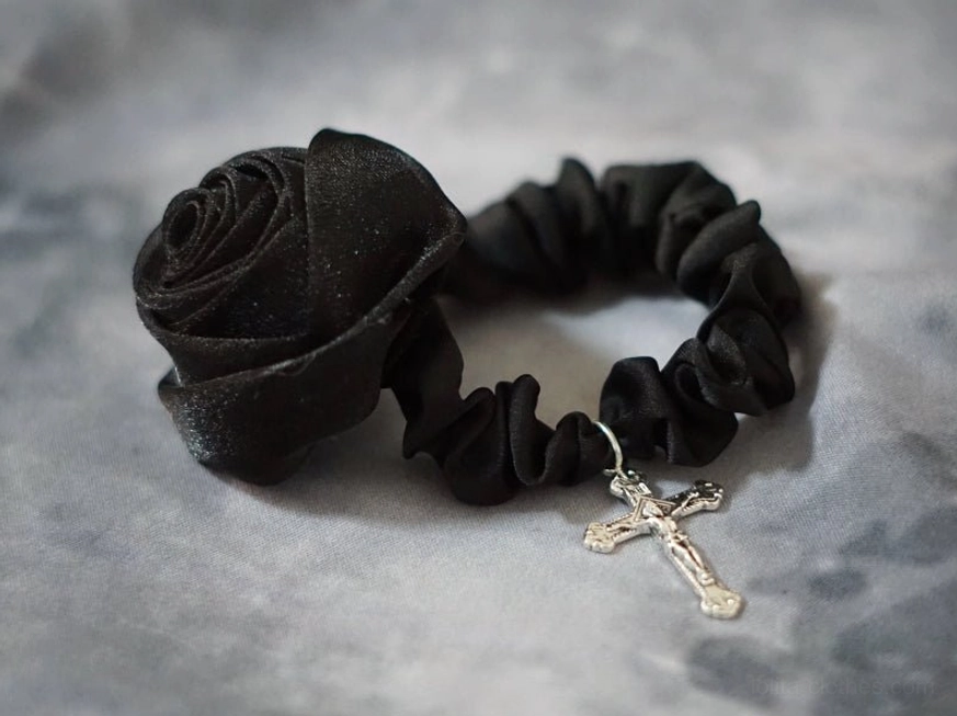 Dark aesthetic black hairband with metal skull clasp and chain hair accessory