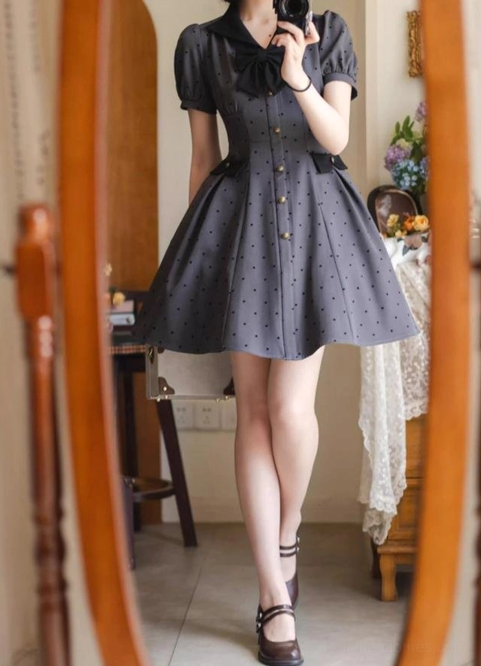 Dark gray polka-dot lolita OP dress wearing effect mirror reflection indoor full-body model side front view brown hat camera vintage leather shoes