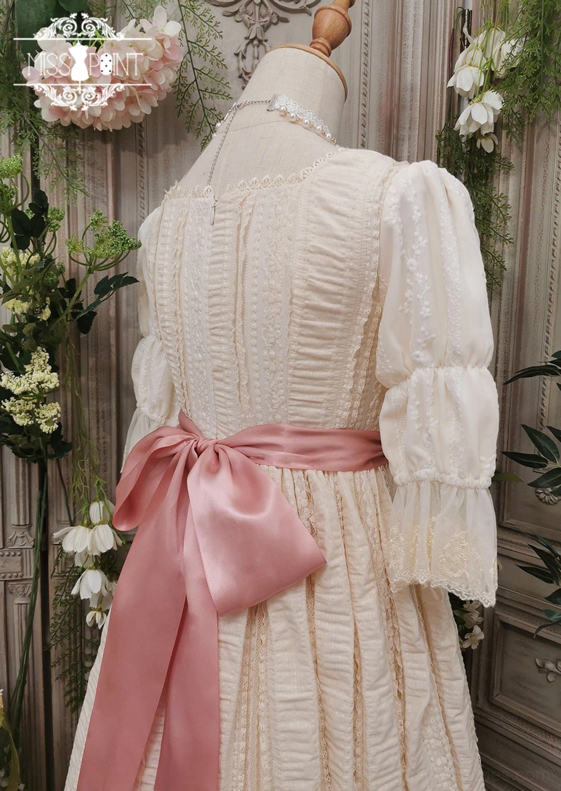 Delicate ribbon beaded lolita belt with pearl decoration and intricate floral weaving pattern showcasing traditional craftsmanship