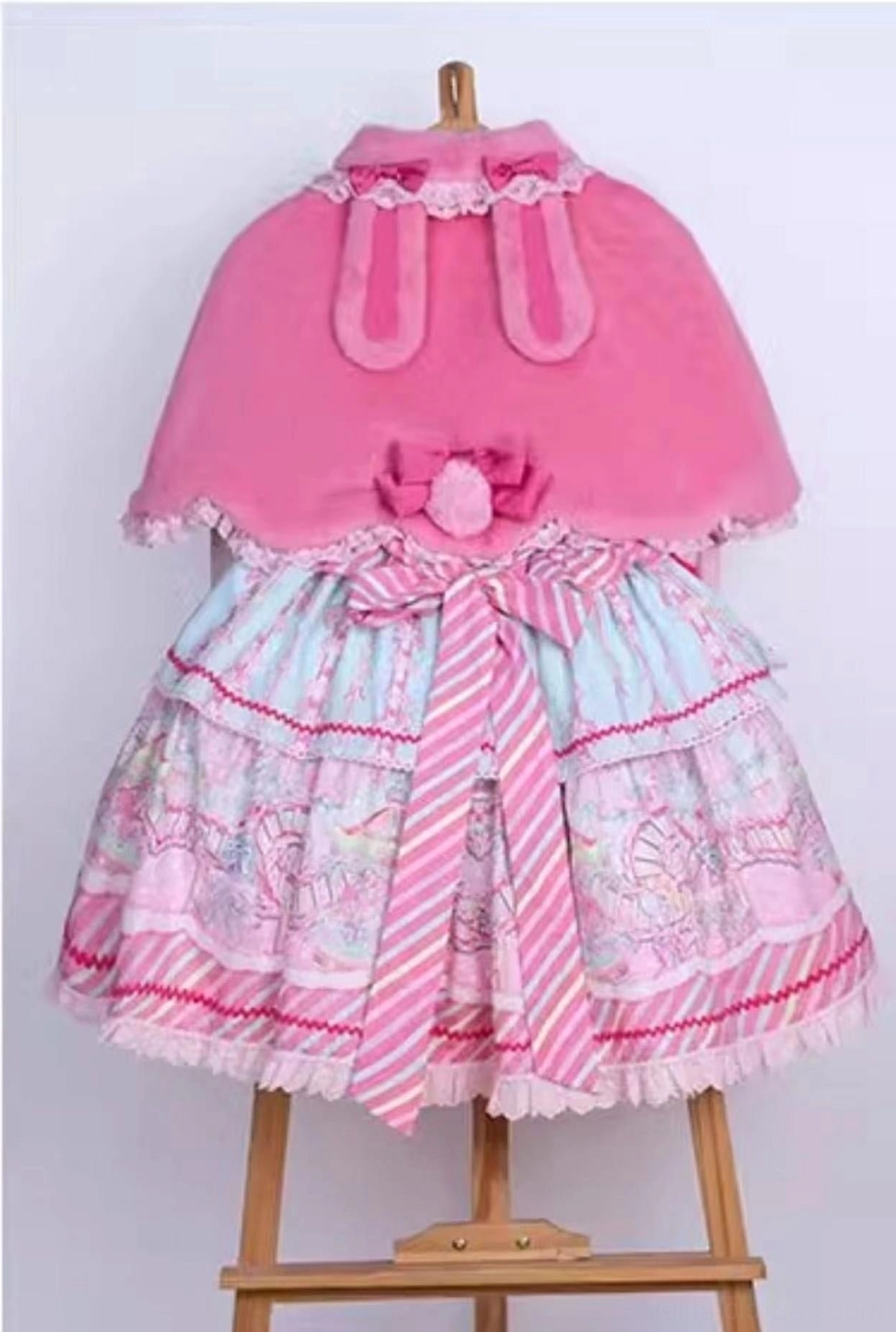 Detachable bow system on Lolita cape showing customizable color coordination styling options