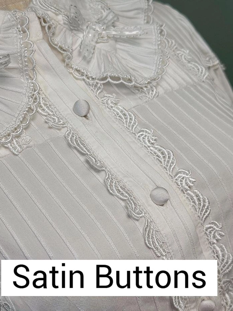 Detachable lolita sleeve elastic cuff adjustment close-up showing circumference range and fit flexibility for customized silhouette