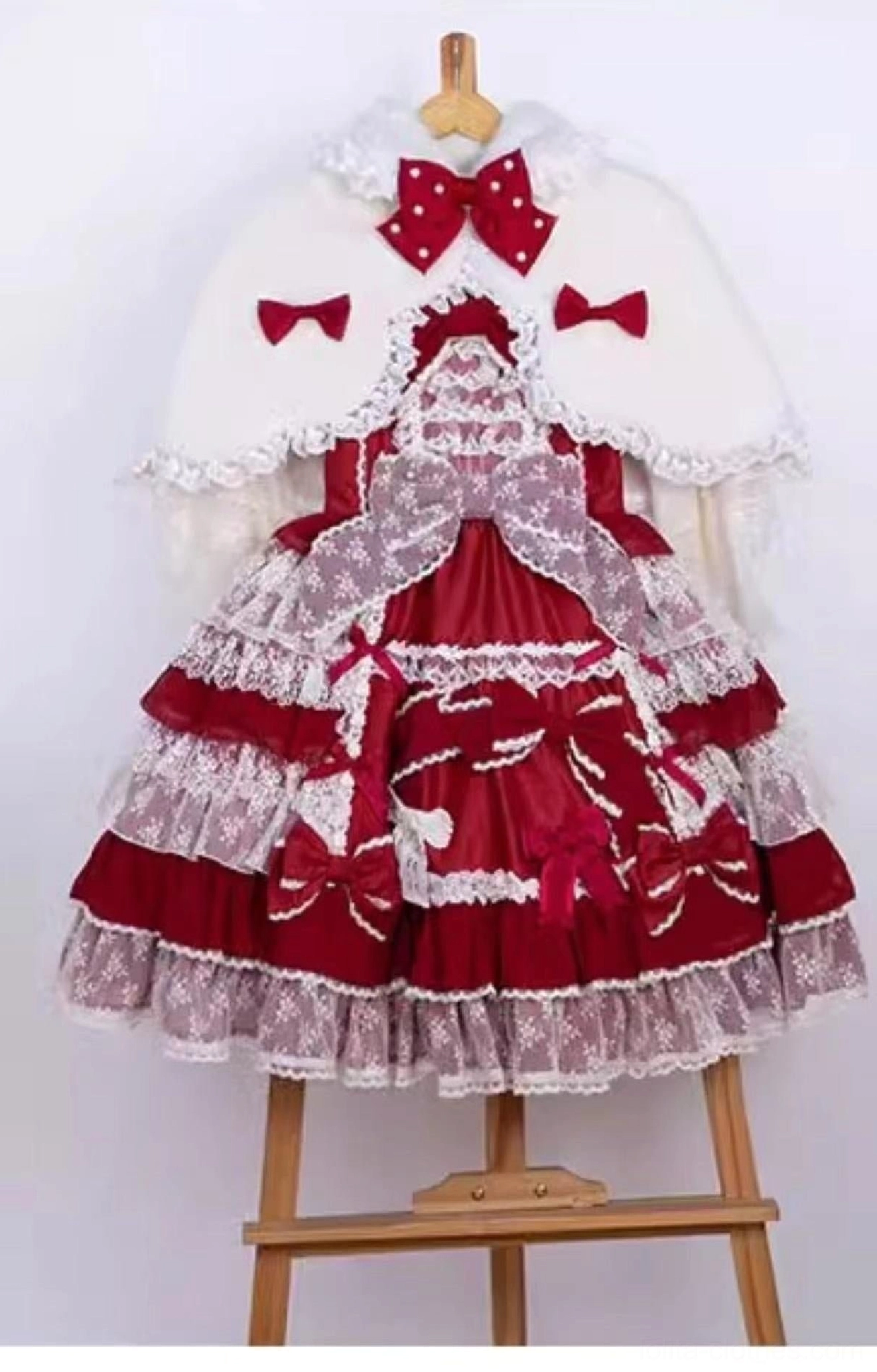 Detachable pearl-adorned butterfly bow for winter Lolita cape sweet fashion accessory detail