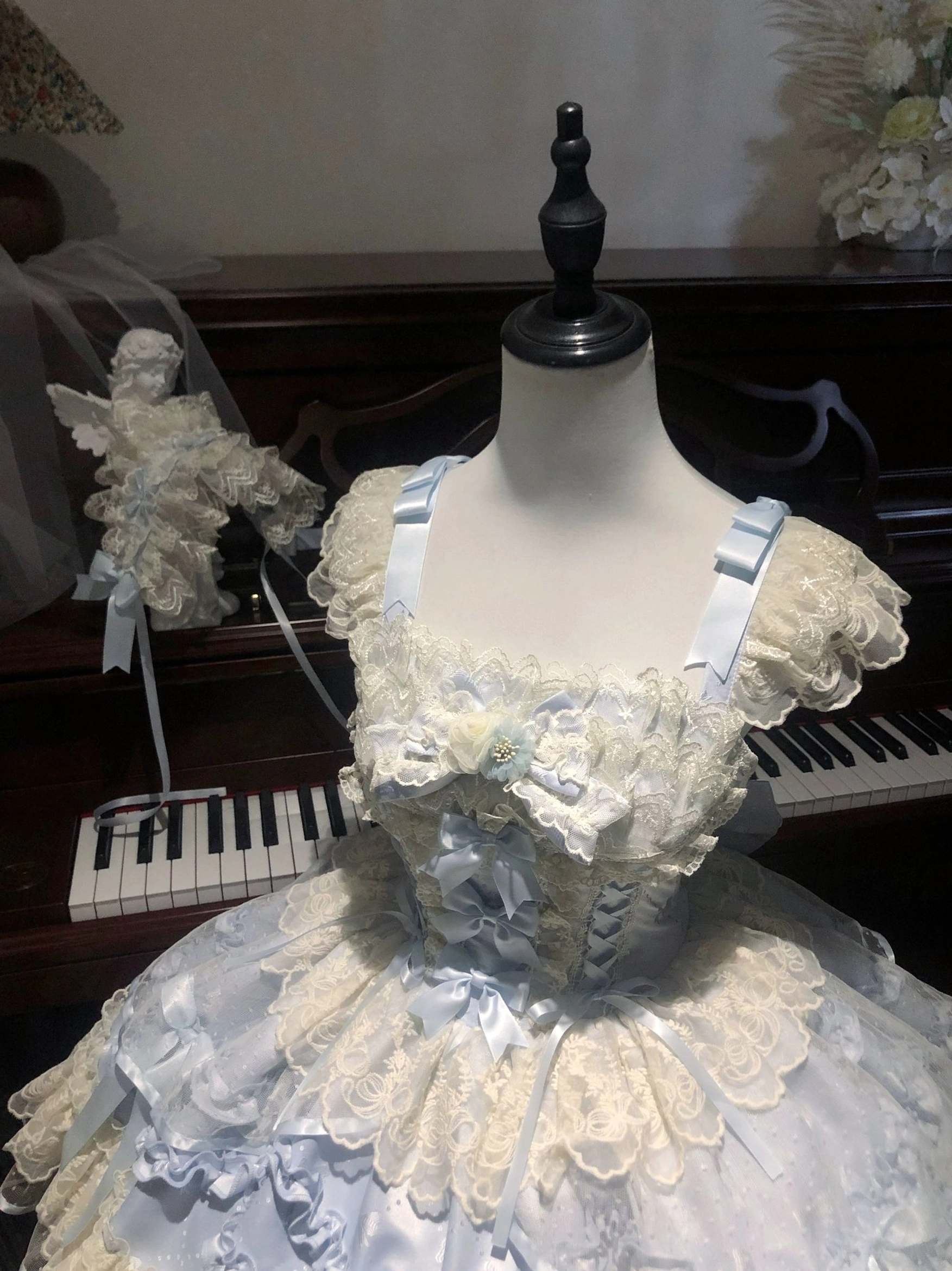 Ballet-style sweet lolita jumper skirt how-to-wear guide demonstrating proper donning method over head, back lacing adjustment, and styling tips for new lolita enthusiasts