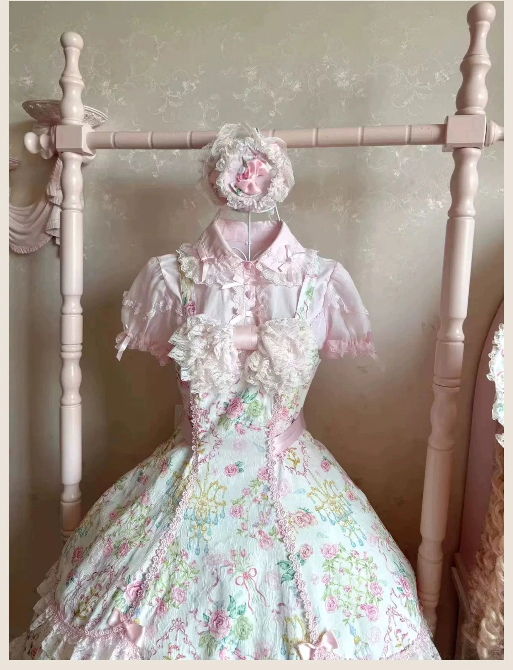 Floral Lolita JSK dress displaying lace Peter Pan collar and ruffled neckline detail in close-up shot