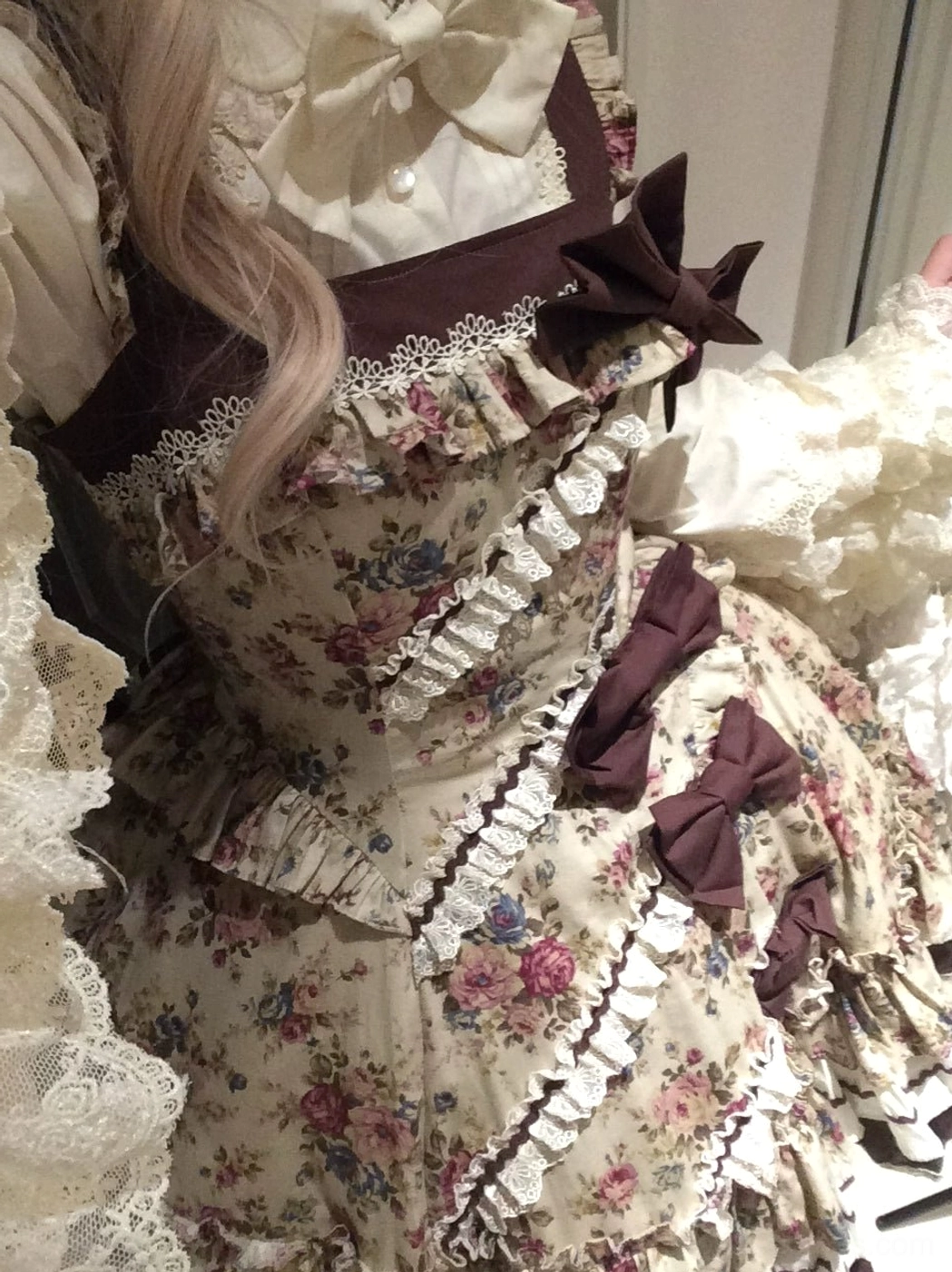 Floral Reverie Old School Lolita JSK side zipper closure back shirring lace-up corset adjustable fit features