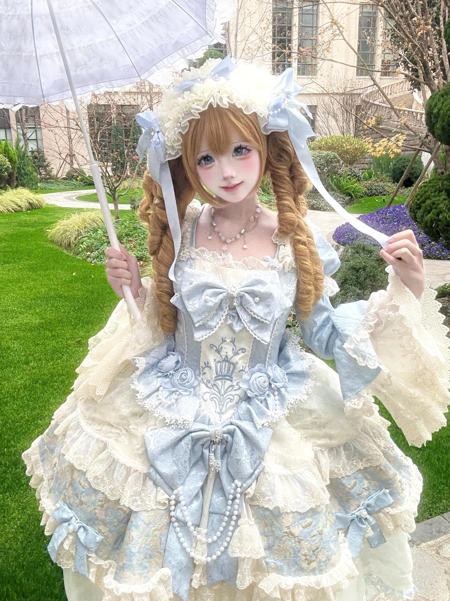 Formal Lolita gown full-body front portrait blonde twin-tails model white lace parasol sheer lace detachable sleeves pearl chain decorations matching bonnet veil