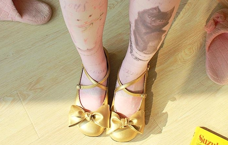 Champagne gold lolita bow cross-strap leather shoes front view model wooden floor with printed tights