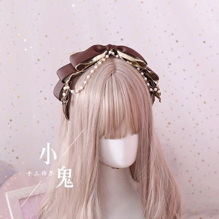 gothic lolita bow hairclip front facing view blonde wig wearing demonstration proper styling method