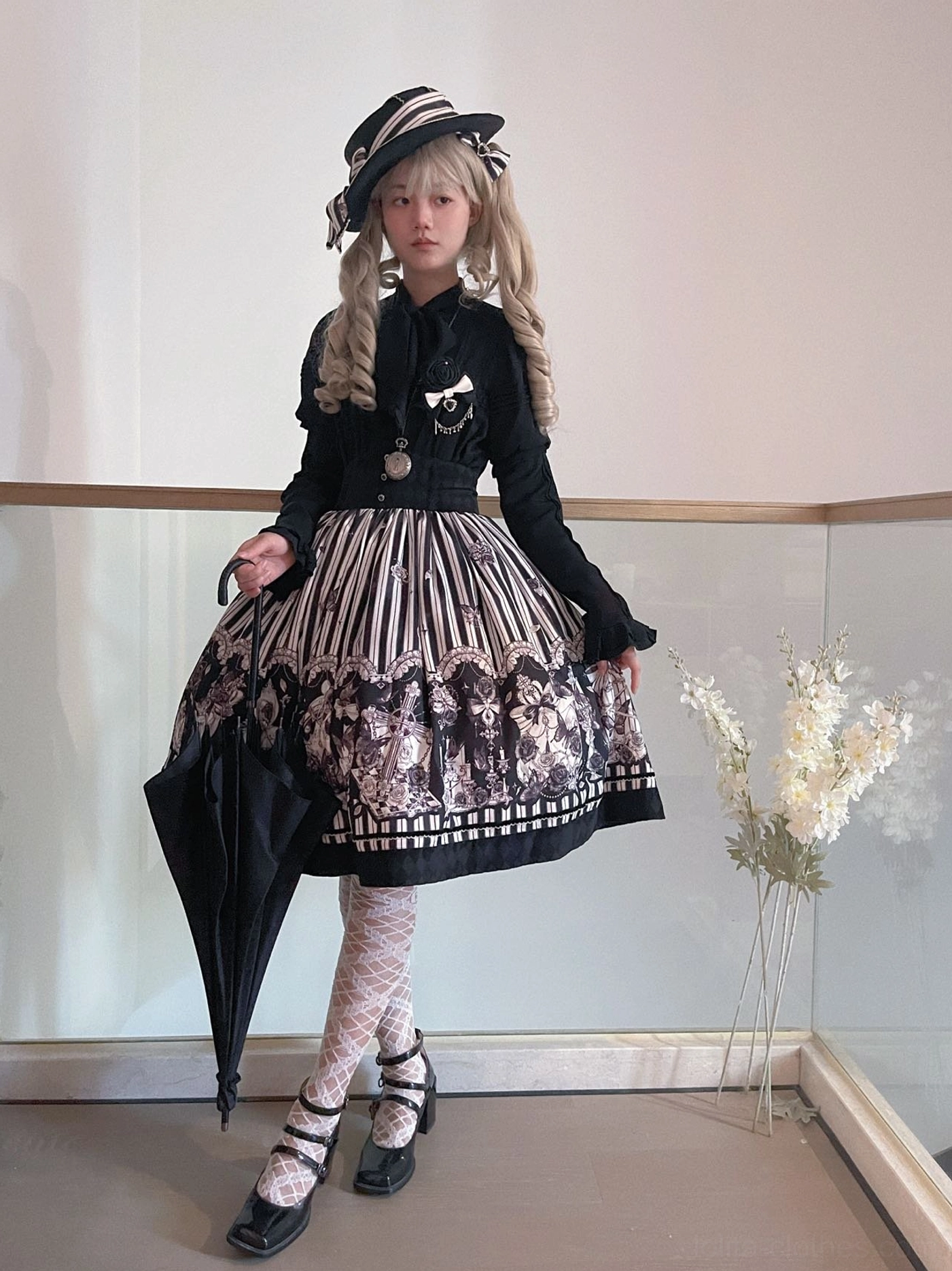 Gothic Lolita coat and blouse combination layered styling coordination black white color balance