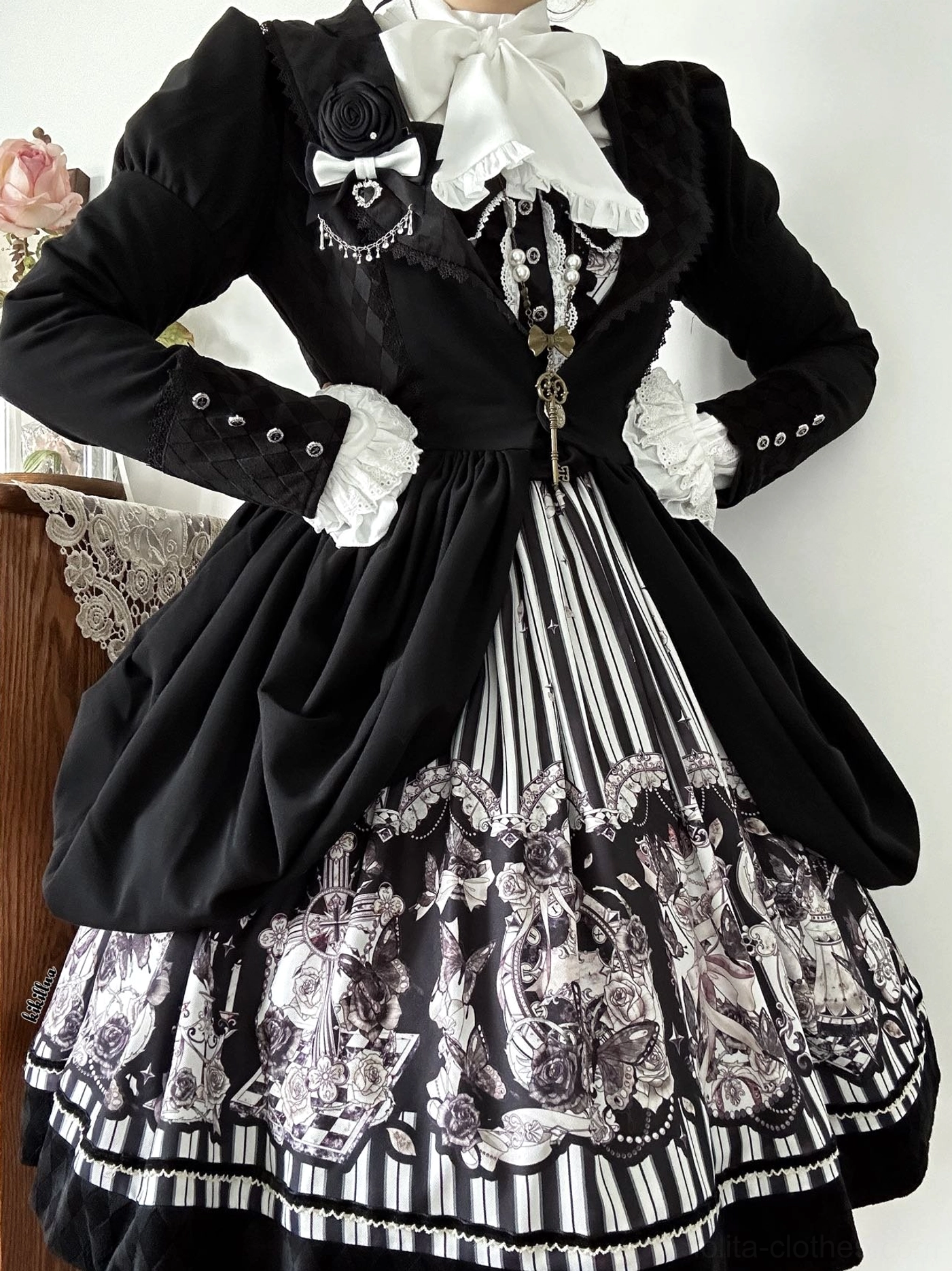 Gothic Lolita coat JSK set flat lay display decorative brooch white bow tie puffed sleeves ruffled cuffs detailed skirt hem