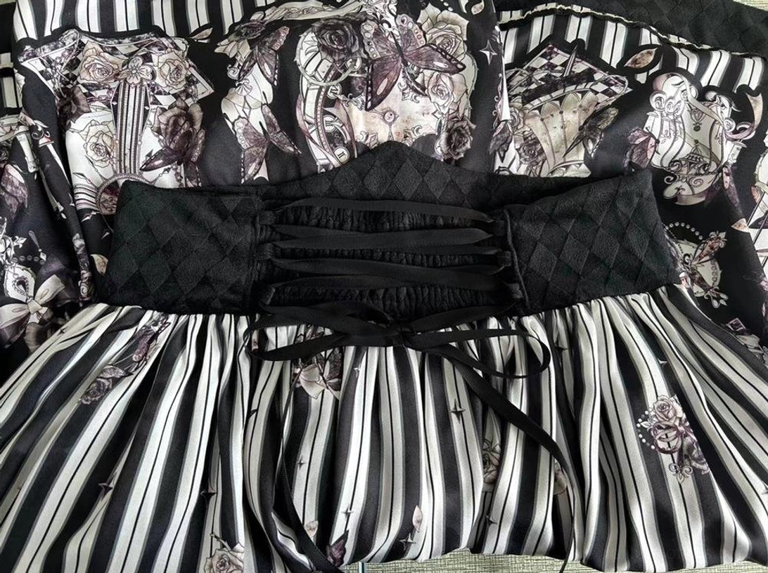 Gothic Lolita coordination example complete outfit styled with shoes socks headwear