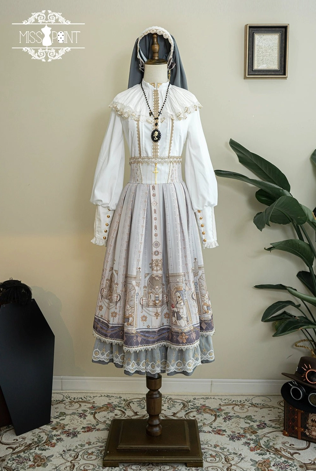 Gothic lolita fishbone skirt hang padded hanger long term storage maintain shape prevent creasing