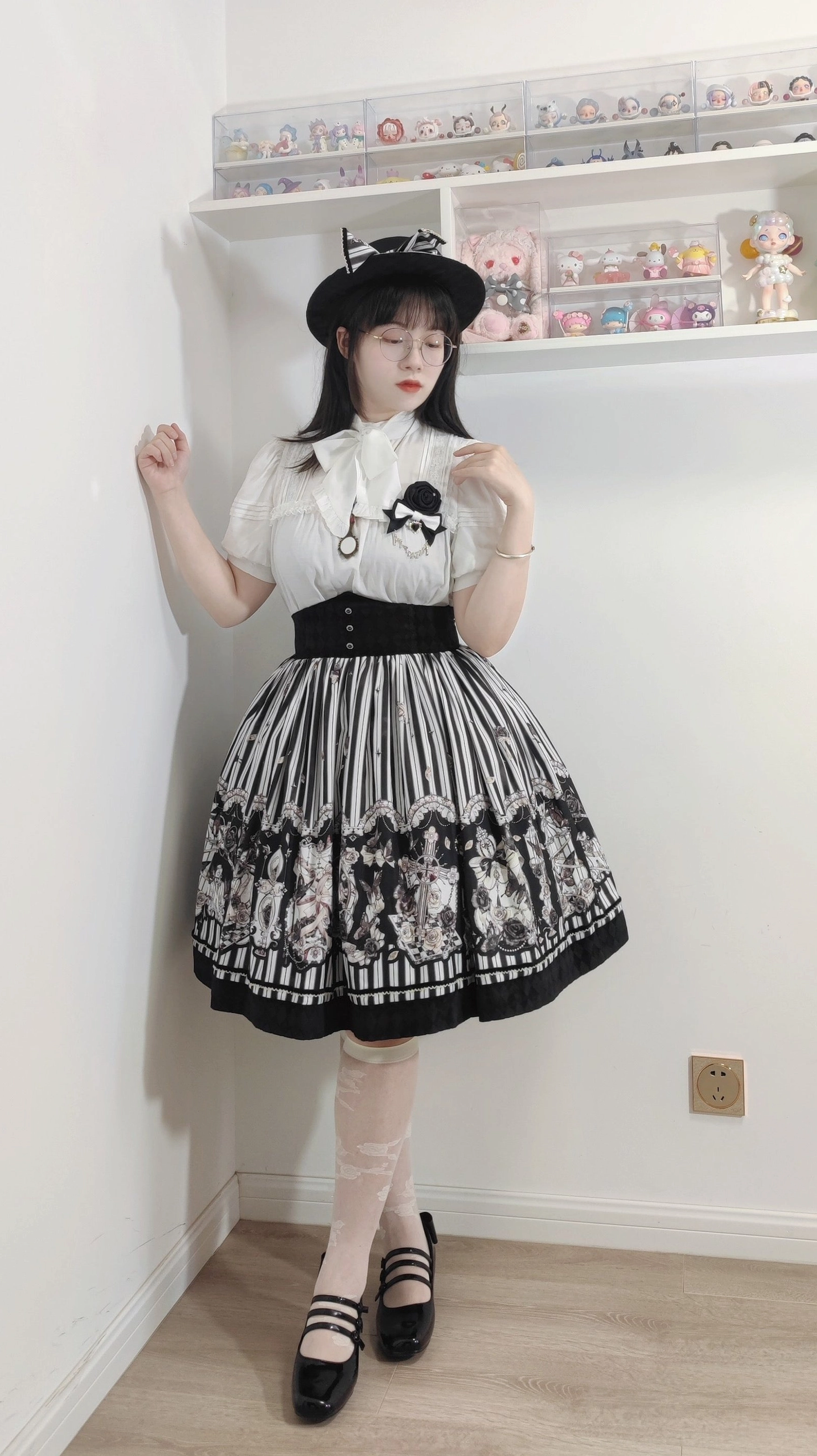 Gothic Lolita JSK bodice striped pattern vertical lines visual elongation elegant design principle