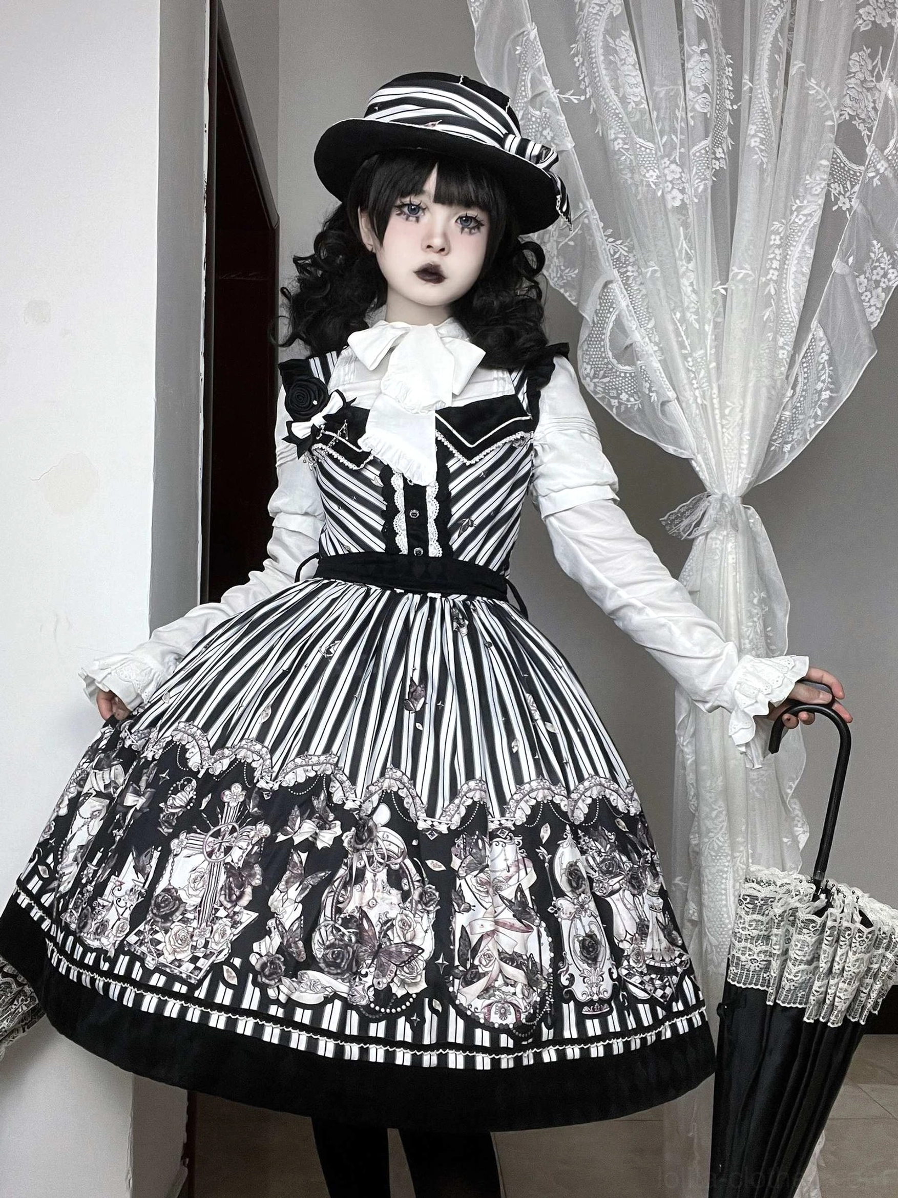 Gothic Lolita JSK dress back view construction zipper closure hidden side design fit quality