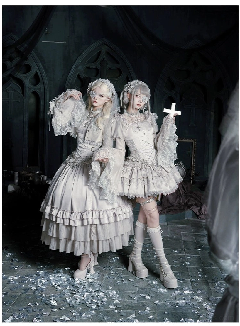 Gothic lolita model wearing short SK set full body styling demonstration with accessories composition