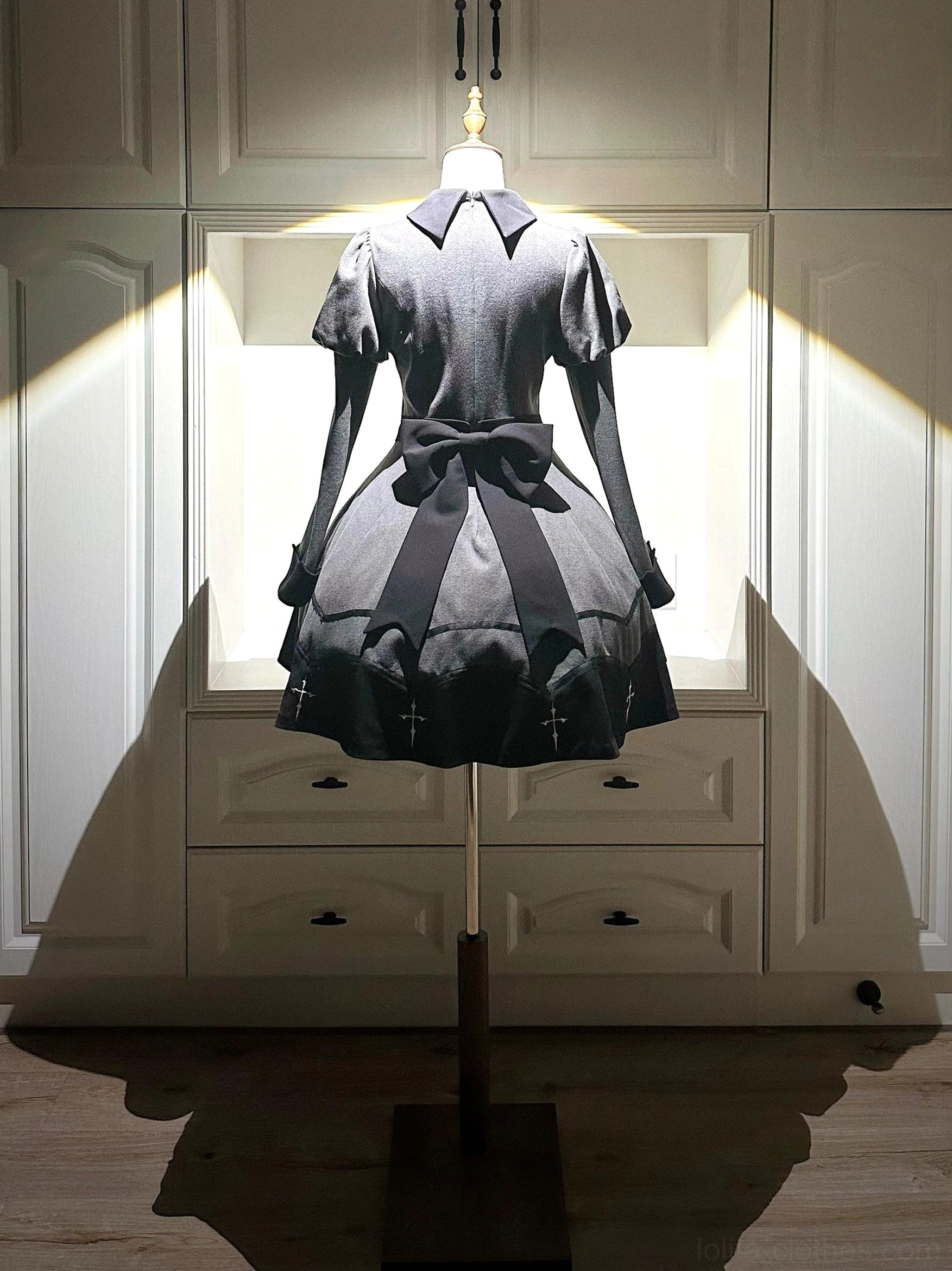Gothic lolita OP dress A-line silhouette flattering cut bell-shaped skirt profile classic lolita proportion