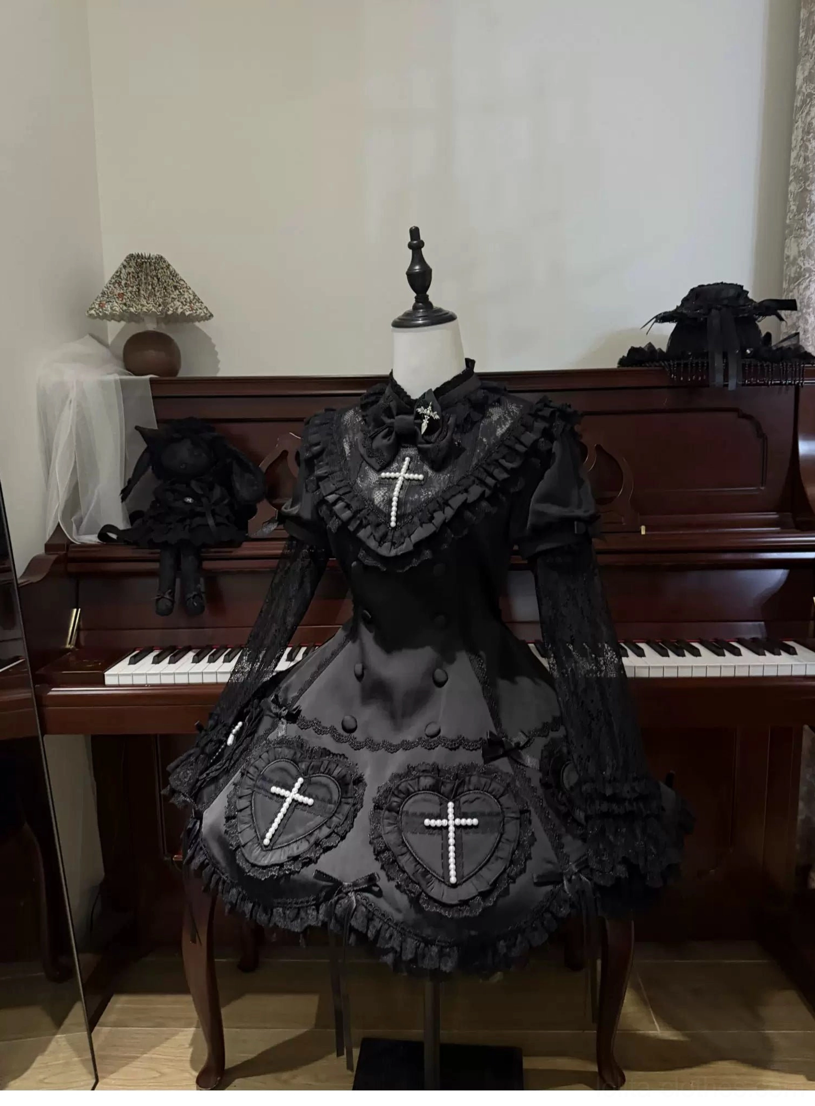 Gothic Lolita OP dress V-shaped lace neckline with detachable bow cross accent collar front neckline detail shot