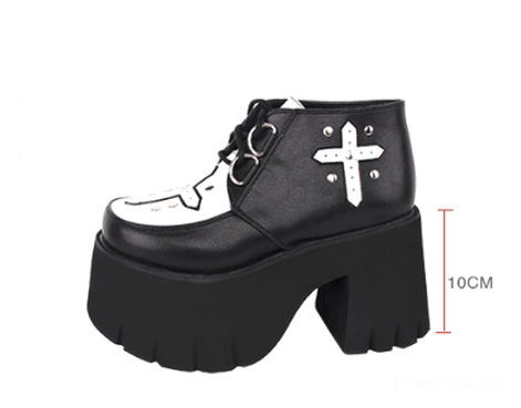Single gothic lolita platform boot with height marker right three-quarter side view 10cm marked thick platform heel classic black-white cross decoration lugged outsole