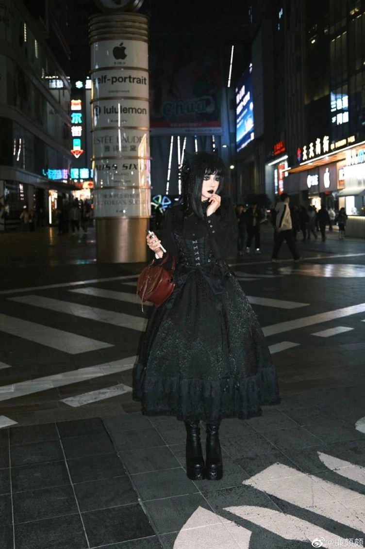 Gothic lolita skirt waist and upper construction showing elastic waistband design, drawstring functionality, smooth waist fit, and transition to 360-degree ruffle hemline