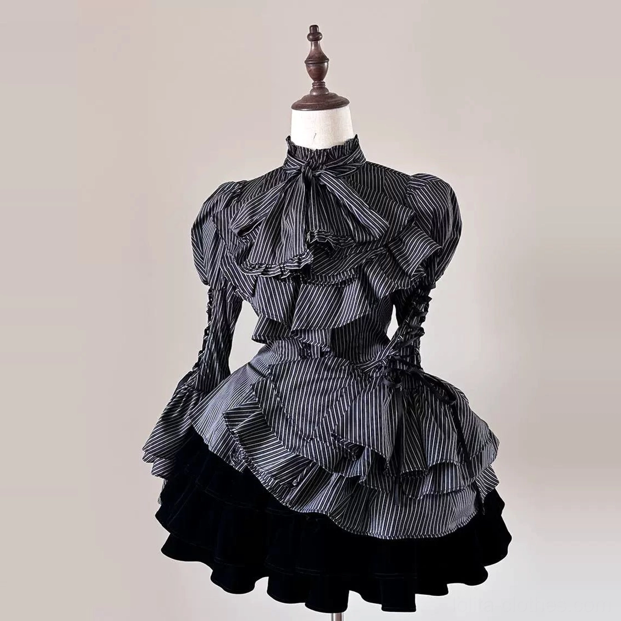 Size chart measurement diagram for Gothic Lolita striped blouse showing dimensional specifications in centimeters and inches across S M L XL size range