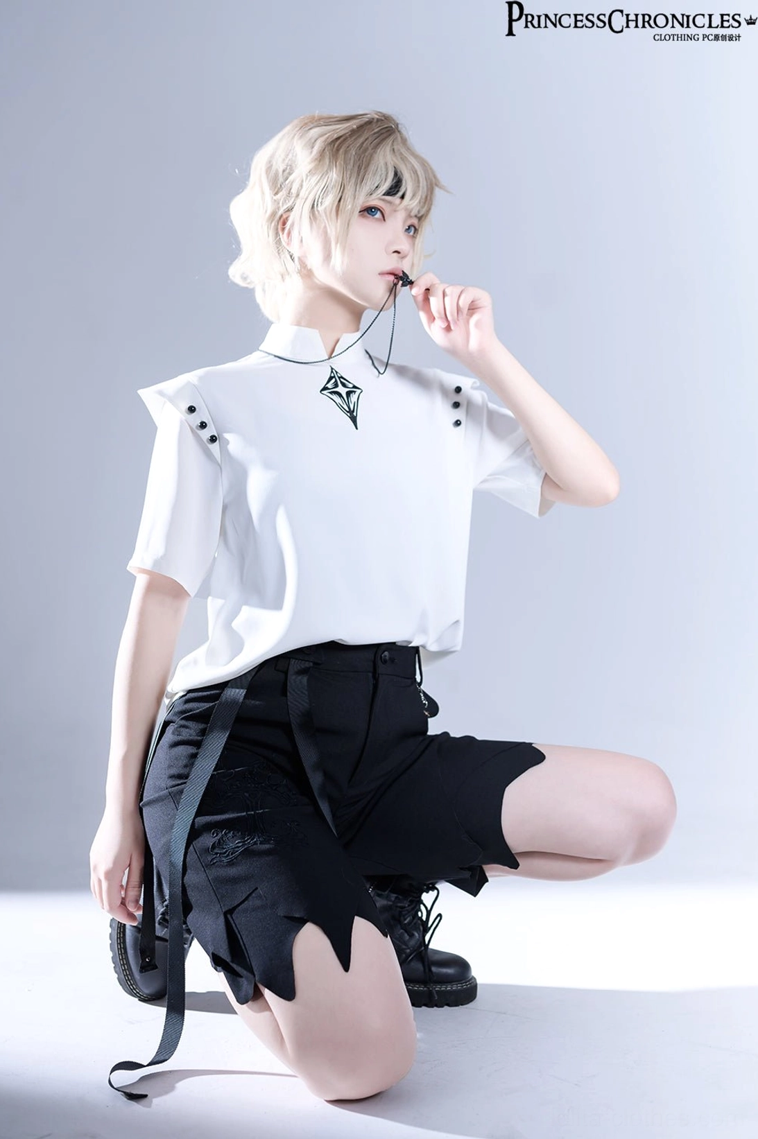 Gothic lolita necklace close-up styling right oblique squatting position pendant detail shorts embroidery display