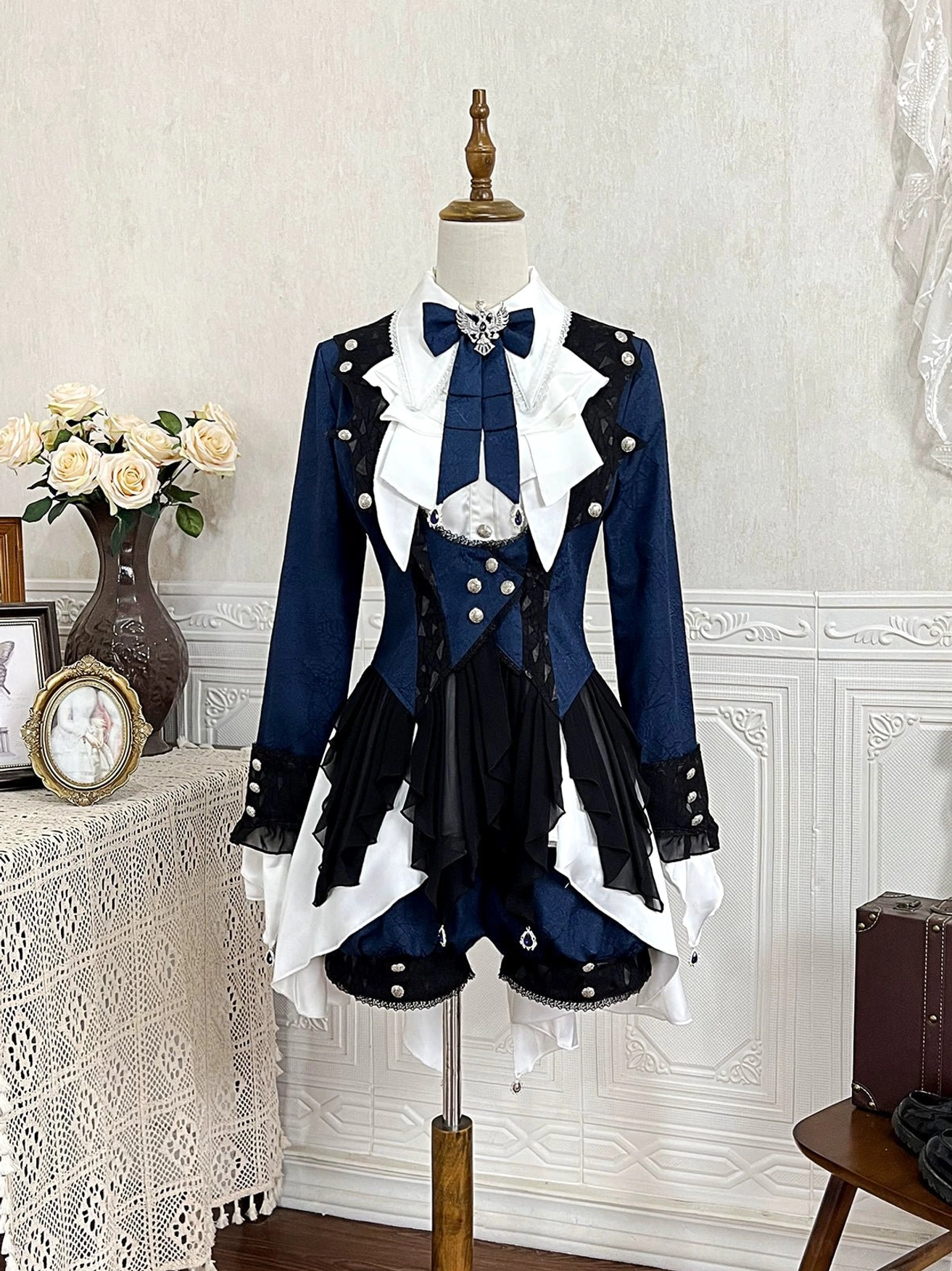 Ouji lolita complete three piece set dress form display front static vintage background brooch detachable collar