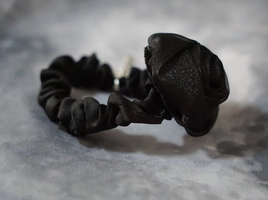 Gothic skull chain hairband styling on dark hair showing elastic fit and pendant movement
