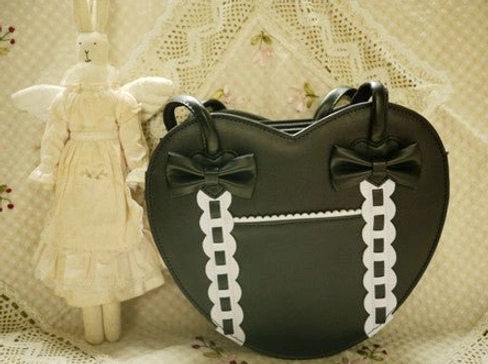 Heart-shaped Lolita tote bag texture detail close-up PU leather matte finish quality craftsmanship