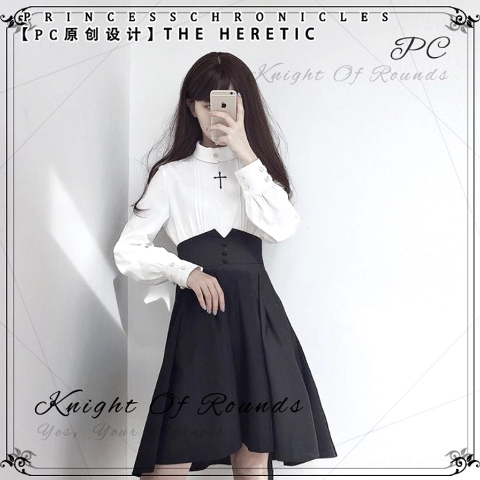 The Heretic gothic lolita coordinate model mirror selfie front pose hand on skirt black socks leather shoes styling