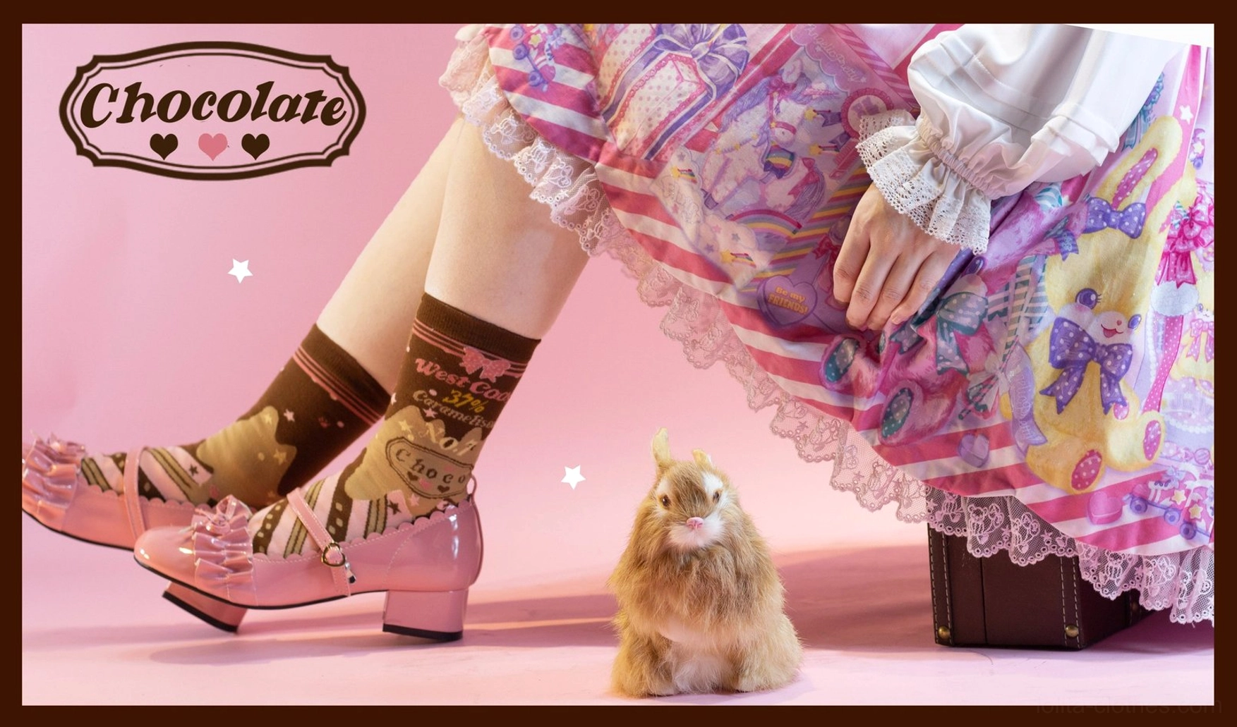 Honey yellow-chocolate lolita socks warm season coordinate light colored background vintage inspired design aesthetic
