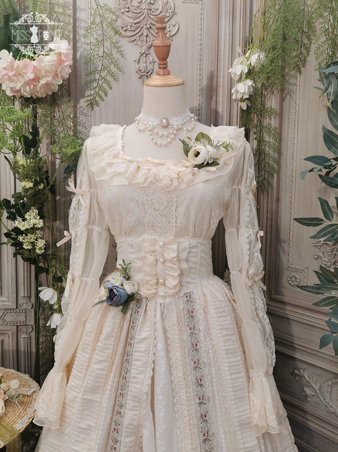Ivory lolita blouse high-waisted pleated skirt cream taupe Victorian coordinate