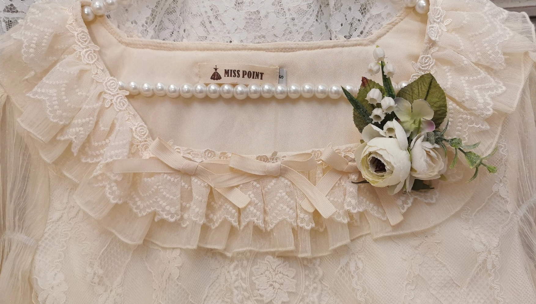 Ivory lolita bow brooch classic romantic design with cream and blush artificial roses pearl chain decoration vintage-inspired aesthetic