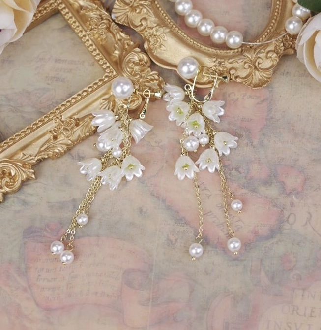 Layered lily pearl necklace Y-necklace style display showing dangling pendant design with multiple pearl accents gold-tone chains perfect for Lolita fashion coordinates