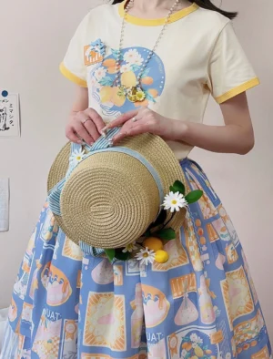 Daily lolita lemon print short-sleeve tee with yellow collar trim paired with pleated retro food pattern skirt and straw hat casual styling