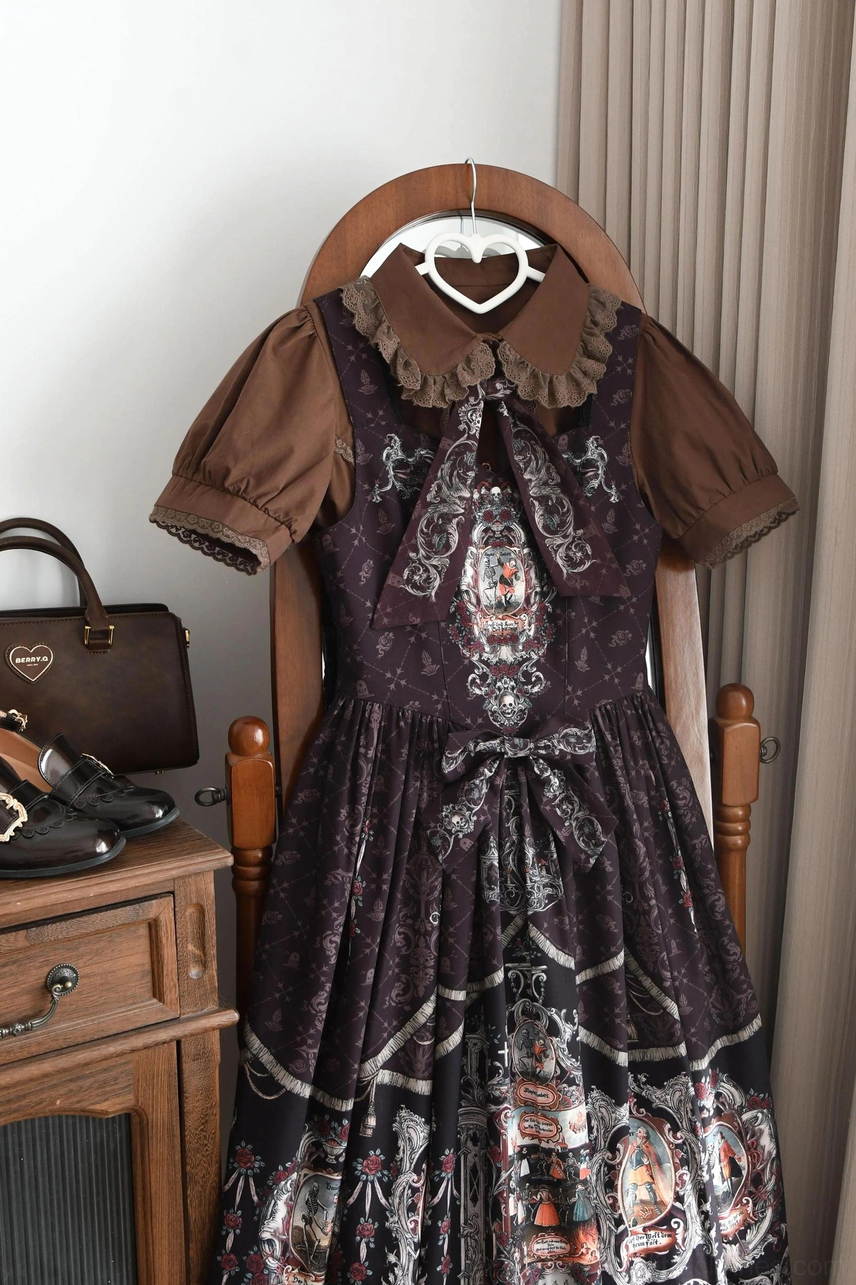 Sweet Lolita blouse size chart and measurement specifications in centimeters and inches for S M L XL sizing guide