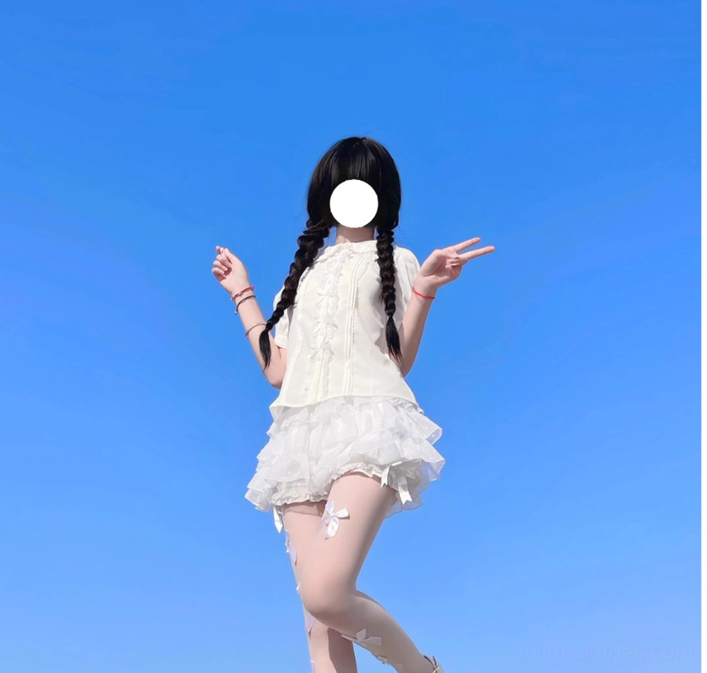 Lolita bloomers size and fit information displayed with measurement specifications for waistline and hip coverage