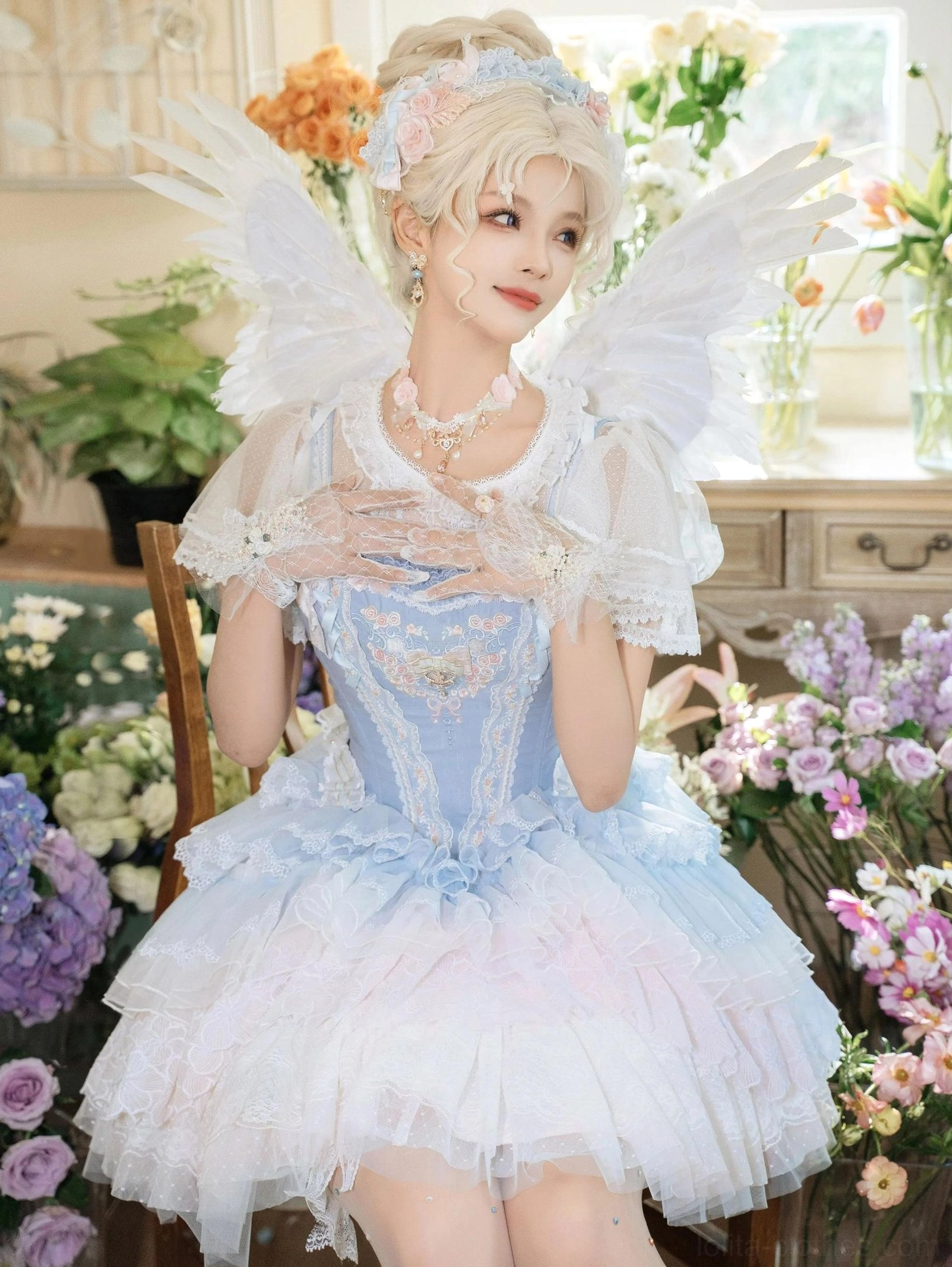Size comparison and dimension reference for classic Lolita hime-sleeve and short-sleeved tulle blouse showing bust length and sleeve measurements for S and L sizes