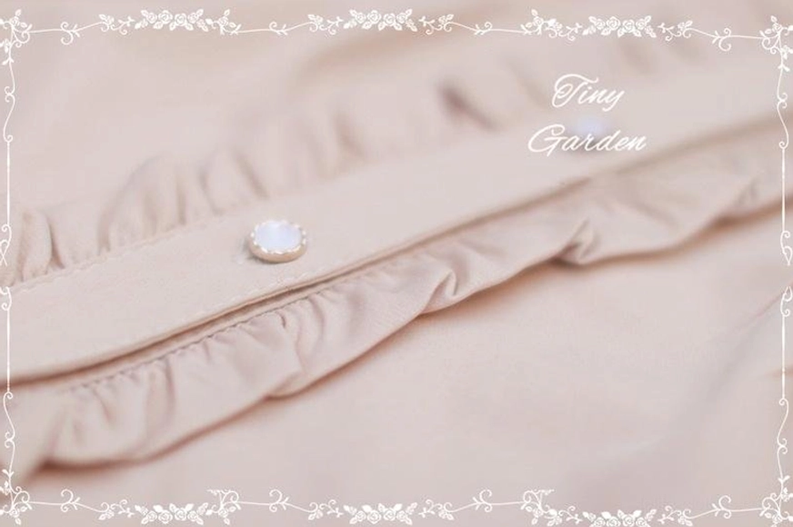 Size measurement chart for long-sleeve Lolita blouse showing chest and length dimensions in centimeters and inches for sizes S M L XL